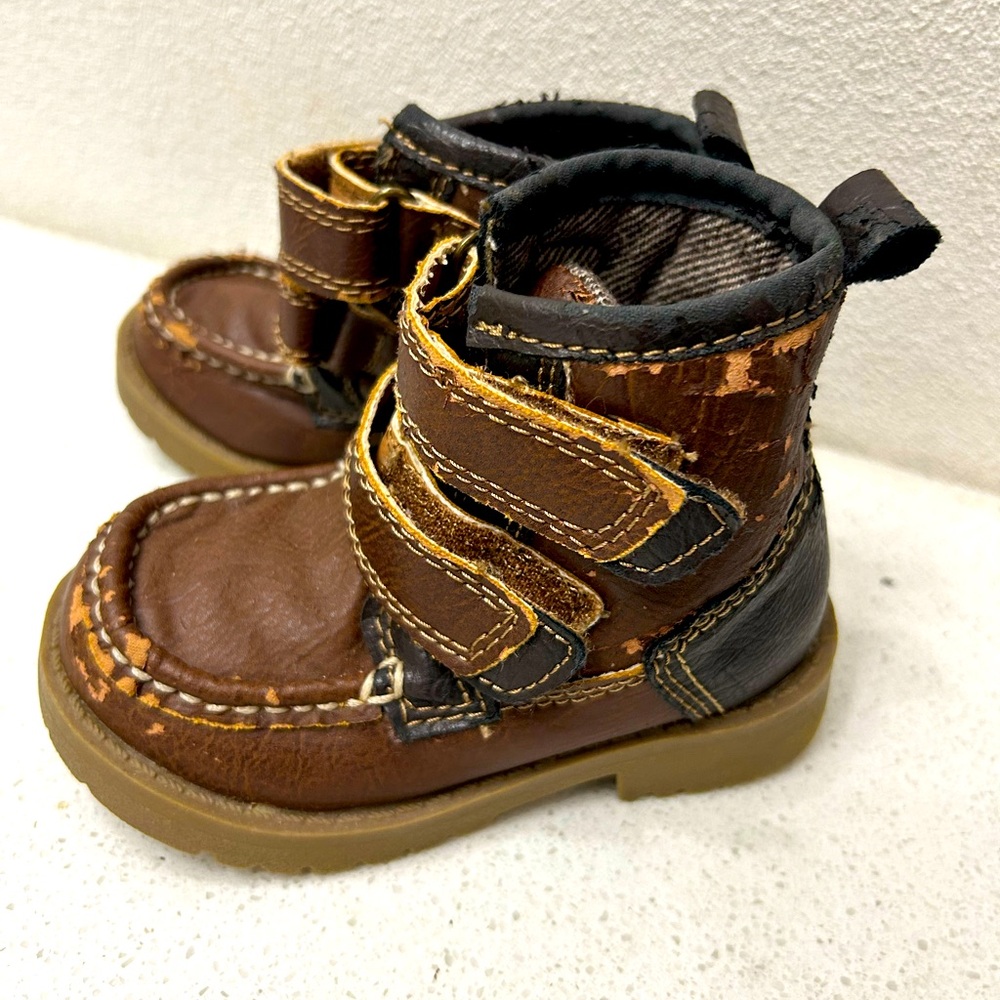 🌺 Brown Kids Boots by Oshkosh.
